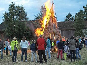 Am wärmenden Feuer ließ es sich den ganzen Abend gut aushalten. Foto: Evi Seeger