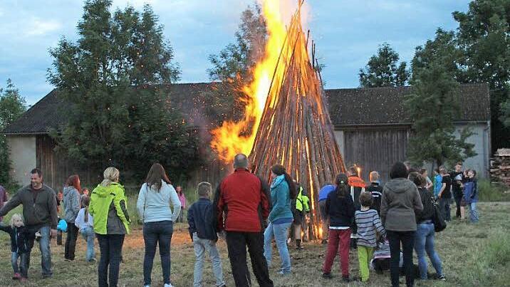 Am wärmenden Feuer ließ es sich den ganzen Abend gut aushalten. Foto: Evi Seeger