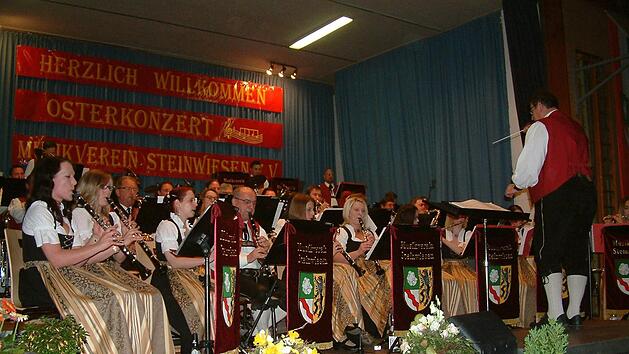 M&auml;chtig ins Zeug legten sie die Blasmusikanten des Musikvereins Steinwiesen beim Osterkonzert.