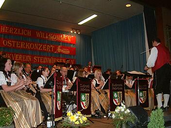Mächtig ins Zeug legten sie die Blasmusikanten des Musikvereins Steinwiesen beim Osterkonzert.
