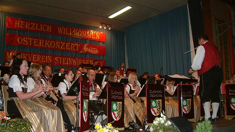 Mächtig ins Zeug legten sie die Blasmusikanten des Musikvereins Steinwiesen beim Osterkonzert.