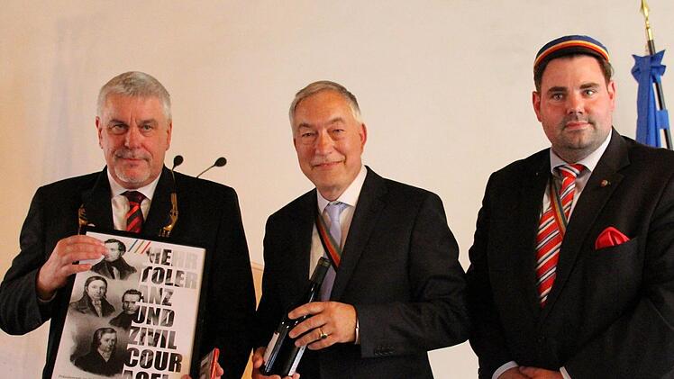 OB Norbert Tessmer erhielt von Martin Vaupel und Gottinga-Sprecher Christian Fumfél (von links) ein Bild mit dem diesjährigen Motto. Foto: Ulrike Nauer