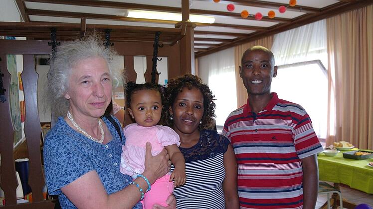 Ehrenamtliche Helferin Petra Wissen (links) wurde auch Taufmutter von Ruth, der kleinen Tochter von Roman Shicullte und Berhanu Adebe. Foto: Stephanie Elm