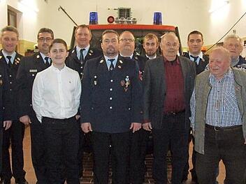 Die geehrten Mitglieder der Feuerwehr Mistelfeld (von links): Vorsitzender Matthias Wagner, Hermann Schuberth, Lutz Schneider, Philipp Hagel, Mario Bauer, Stefan Leicht, Thomas Pfadenhauer, Christian Ultsch, Feuerwehrreferent Roland Lowig, Stephan Schuberth, Werner Herold, Georg Lypold und Zweiter Vorsitzender Otto Hofmann Foto: Jürgen Panzer