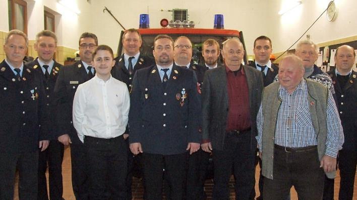 Die geehrten Mitglieder der Feuerwehr Mistelfeld (von links): Vorsitzender Matthias Wagner, Hermann Schuberth, Lutz Schneider, Philipp Hagel, Mario Bauer, Stefan Leicht, Thomas Pfadenhauer, Christian Ultsch, Feuerwehrreferent Roland Lowig, Stephan Schuberth, Werner Herold, Georg Lypold und Zweiter Vorsitzender Otto Hofmann Foto: Jürgen Panzer
