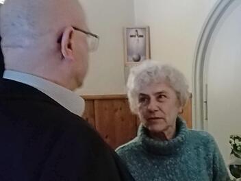 Jubilarin Annemarie Uebel erhielt eine Urkunde von Vorsitzendem Alfred Dittrich &uuml;berreicht. Foto: p