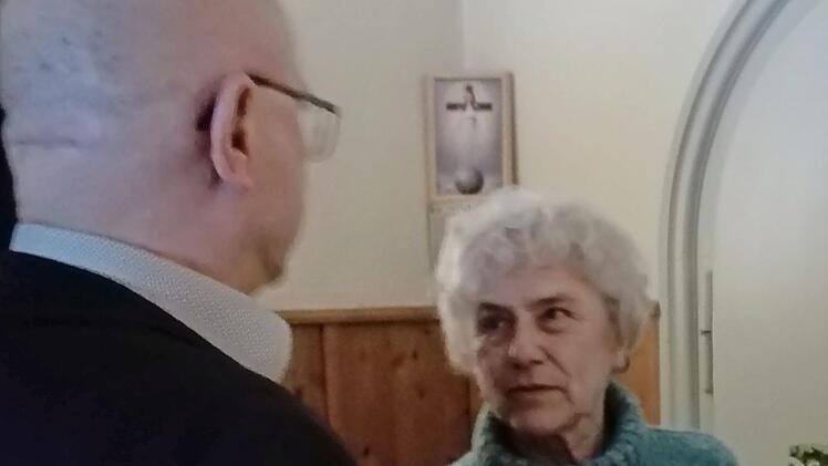 Jubilarin Annemarie Uebel erhielt eine Urkunde von Vorsitzendem Alfred Dittrich &uuml;berreicht. Foto: p