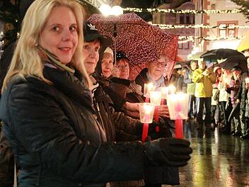 Bei der Lichterkette  zogen annähernd 400 Menschen durch die Innenstadt. Johannes Schlereth