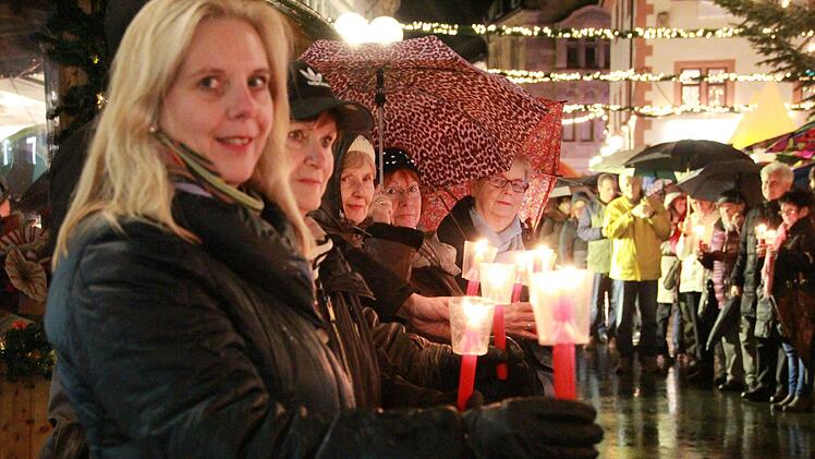 Bei der Lichterkette  zogen annähernd 400 Menschen durch die Innenstadt. Johannes Schlereth
