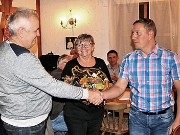 Erwin und Marianne Lieblein, die langjährigen Wirtsleute der TSV-eigenen  Theaterstuben, wurden vom Vereinsvorsitzenden Thomas Schweizer (rechts)  verabschiedet. Sie hören Ende Mai auf. Foto: Dieter Britz