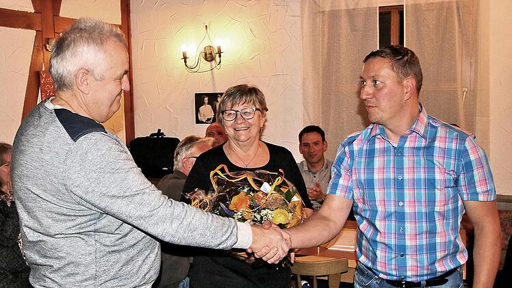 Erwin und Marianne Lieblein, die langjährigen Wirtsleute der TSV-eigenen  Theaterstuben, wurden vom Vereinsvorsitzenden Thomas Schweizer (rechts)  verabschiedet. Sie hören Ende Mai auf. Foto: Dieter Britz