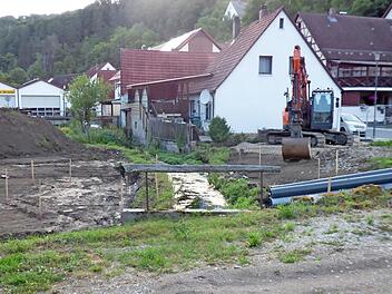 Der Bau des neuen Dorfplatzes in Wolfsberg als letzten Bauabschnitt der Dorferneuerung hat begonnen.