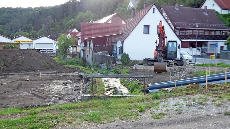 Der Bau des neuen Dorfplatzes in Wolfsberg als letzten Bauabschnitt der Dorferneuerung hat begonnen.