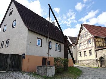 Besonders gut kommt der Ziehbrunnen in der Michael-Christ-Straße zur Geltung.