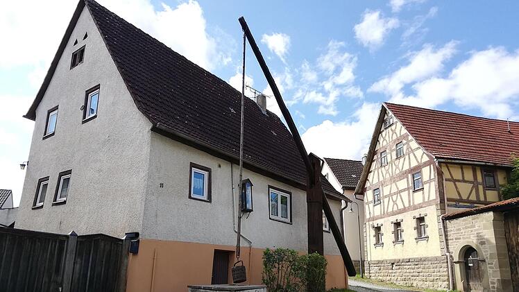 Besonders gut kommt der Ziehbrunnen in der Michael-Christ-Straße zur Geltung.
