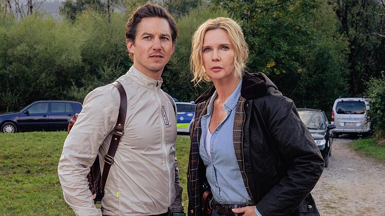 Jonas Becker (Tim Oliver Schultz) und Birgit Reincke (Veronica Ferres) ermitteln in "Alpentod - Ein Bergland-Krimi: Tiefe Schluchten" zum nunmehr dritten Mal zusammen.