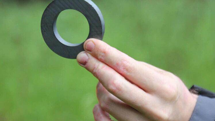 So sieht der im Boden vergrabene Ringmagnet aus.