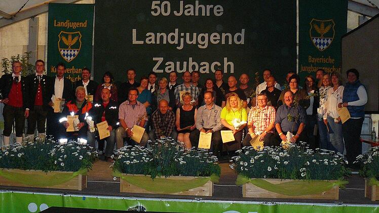 Die für 15-, 20-, 25-, 30-, 35- und 40-jährige Mitgliedschaft geehrten Männer und Frauen