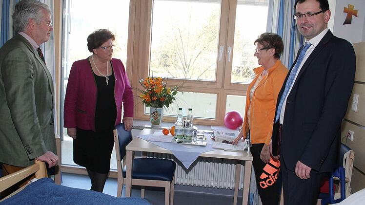 Die Landtagspräsidentin stattete Ilse Bandel einen Besuch in der Reha-Einrichtung in der Fachklinik Stadtsteinach an und plauderte mit der Patientin. Die Abgeordneten Ludwig Freiherr von Lerchenfeld und Martin Schöffel warne an ihrer Seite.  Foto: Sonja Adam