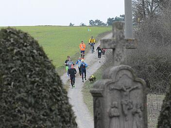 Der hügelige Kurs, aber auch viele landschaftlich reizvolle Stellen machen den Charme des Saaletal-Marathons aus, der wieder mehrere hundert Läufer nach Ramsthal lockte. Foto: ssp