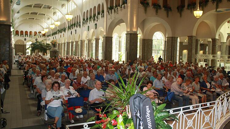 Gro&szlig; ist der Andrang des Publikums beim gemeinsamen Singen mit Edmund Seller und Robert Bauch in der Wandelhalle. Fotos: Sebastian Els&auml;sser
