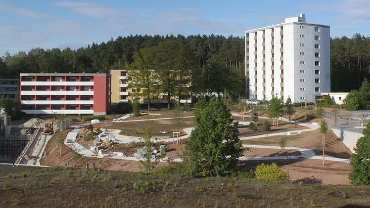 Die bestehenden Gebäude auf dem Areal hinter dem Klinikum sollen abgerissen werden, um für ein neues Wohnviertel Platz zu schaffen. Foto: Matthias Einwag