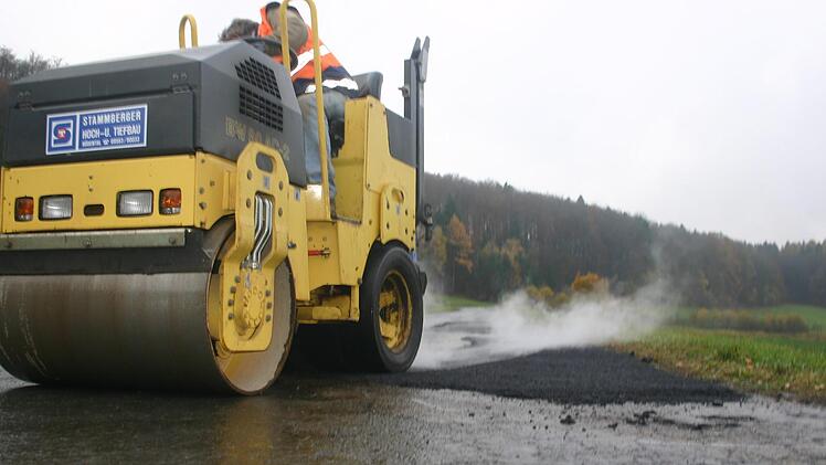 Eher einem Schweizer Käse als einer Gemeindeverbindungsstraße gleicht derzeit der Mirsdorfer Weg  in Neukirchen. Im Rahmen der Bürgerversammlung wurde zugesagt, die schadhaften Stellen vor Wintereinbruch zu schließen. Gestern fanden die ersten Arbeiten statt. Foto: Martin Rebhan