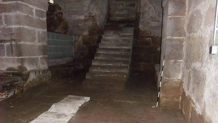 Dies ist der Keller unter dem Konventgebäude. Während oben aufwendig saniert wurde, blieben im Untergrund Bausünden bestehen.  Bei dem breiten, hellen Streifen links im Bild am Fußboden handelt es sich um Zementplatten, die  historische Kanäle abdecken; die  Ziegelsteine (vorne, quer verlaufend) dienen gleichem Zweck.  "Die Wasserführung hätte reaktiviert werden müssen", sagt dazu der Hohlraumforscher Bernhard Häck.