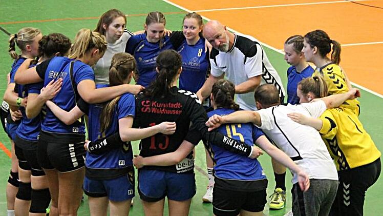 In den Auszeiten fand Trainer Michael Bernert stets die richtigen Worte, um die A-Jugend der SG Kunstadt-Weidhausen beim ersten Qualifikationsturnier zur Landesliga zu motivieren und sie letztendlich auf einen starken zweiten Platz zu f&uuml;hren.  Foto: Matthias Schneider