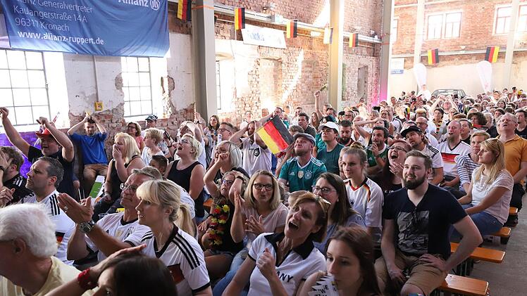 Von der frühen Anstoßzeit ließen sich die Zuschauer nicht abschrecken. Sie sorgten erneut für eine "volle Hütte" in der Kühnlenzpassage. Foto: Marian Hamacher