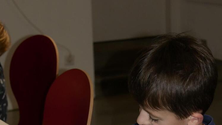 Vollste  Konzentration beim Malen, eine  Lieblingsbeschäftigung der Kinder... Foto: Manja von Nida