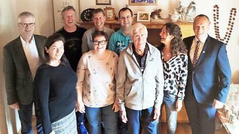 Alois Sticker (Dritter von rechts) mit seinen Gratulanten Foto: Hubert Martin