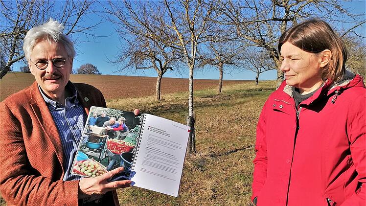 Wissenswertes über heimische Apfelsorten erfuhr Staatssekretärin Dr. Manuel Rottmann von Richard Mergner, dem Landesvorsitzenden Bund Naturschutz, beim Besuch der Streuobstwiese in Untererthal