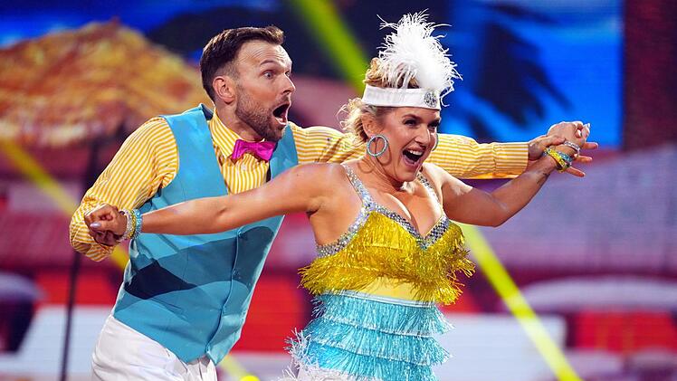 Jeanette Biedermann und Vadim Garbuzov eröffnen mit einem Charleston zu "Juice" von Lizzo.