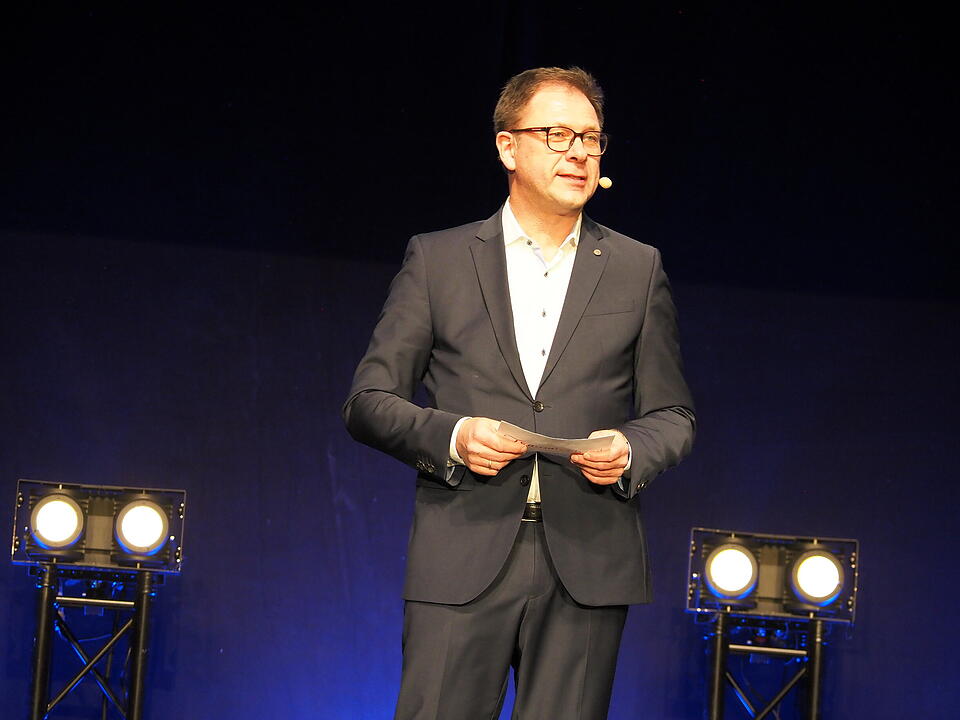 Inkl. Braut- und Festmodenschauen.