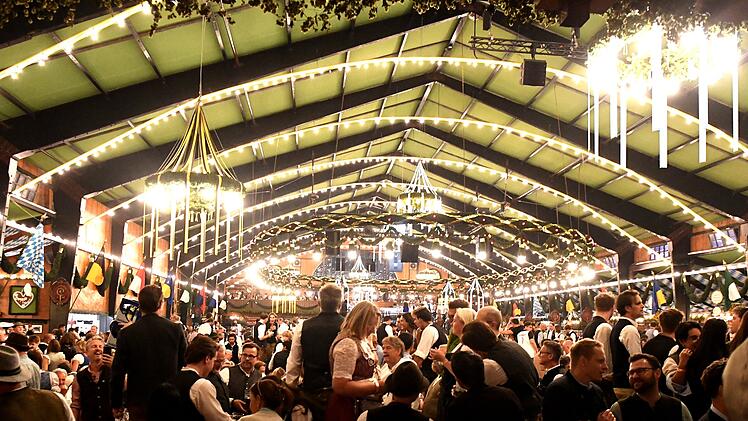 Zusammengebrochener Besucher auf Oktoberfest wiederbelebt