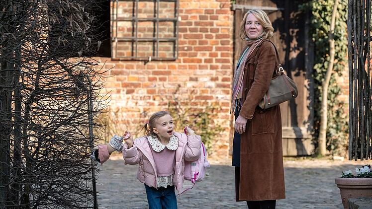 Die kleine Greta Schrader (Frieda Fuchs, links) wird liebevoll umsorgt - unter anderem von ihrer leiblichen Gro&szlig;mutter Sandra Schrader (Katrin Wichmann).