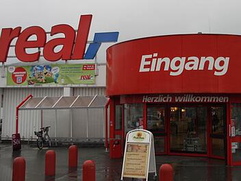 Mit einer Bombendrohung wollte eine 35-Jährige vom real-Verbrauchermarkt Geld erpressen. Foto: Alexander Hartmann