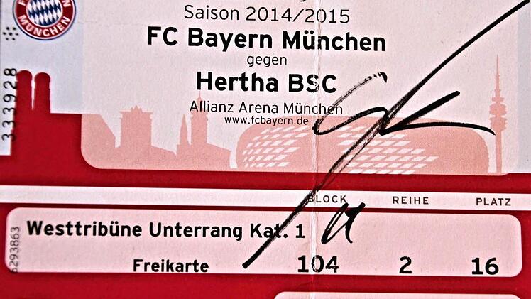 Sie wird vermutlich eingerahmt. Die Eintrittskarte von Pia Will, auf der Bayernkicker Mario Götze sein Autogramm schrieb. Foto: Helmut Will