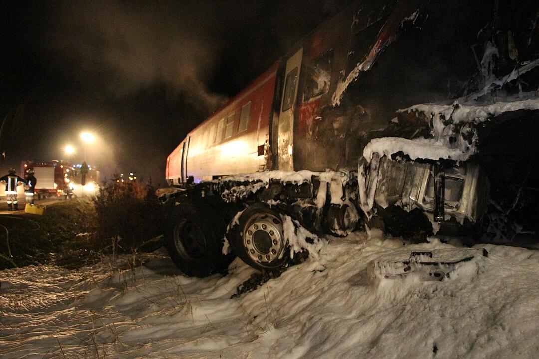 Personenzug rast in US-Militär-Schwertransporter