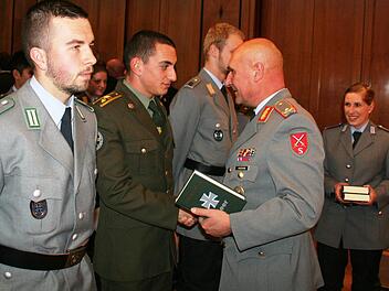 Auch ausländische Soldaten durchlaufen die Ausbildung am Standort Hammelburg. Hier erhält Gor Margaryan aus Armenien das Leutnantsbuch von Brigadegeneral Gert-Johannes Hagemann. Foto: Werner Vogel