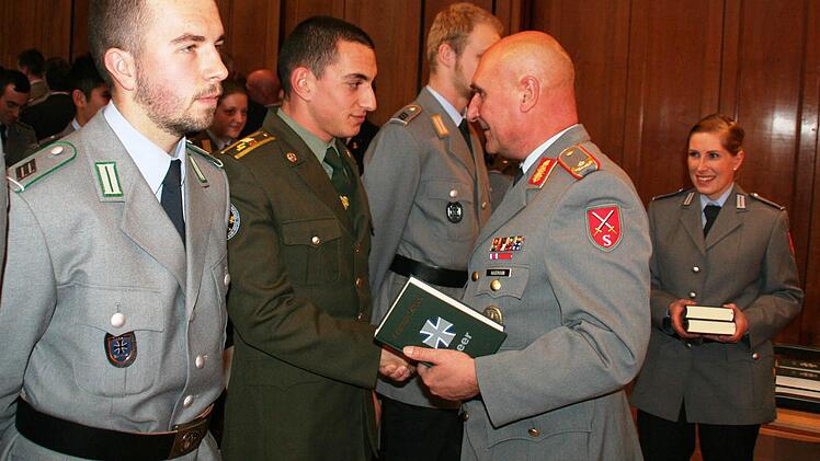 Auch ausländische Soldaten durchlaufen die Ausbildung am Standort Hammelburg. Hier erhält Gor Margaryan aus Armenien das Leutnantsbuch von Brigadegeneral Gert-Johannes Hagemann. Foto: Werner Vogel