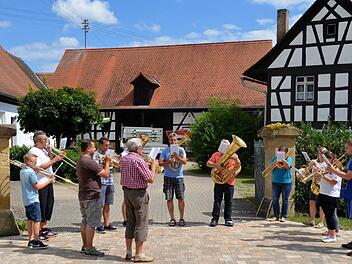 Ein Tusch auf den Abschluss der Maßnahmen: Die Blaskapelle der Dorfgemeinschaft bringt Roßdorf zum Klingen. Fotos: Andrea Spörlein