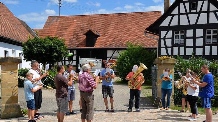 Ein Tusch auf den Abschluss der Maßnahmen: Die Blaskapelle der Dorfgemeinschaft bringt Roßdorf zum Klingen. Fotos: Andrea Spörlein
