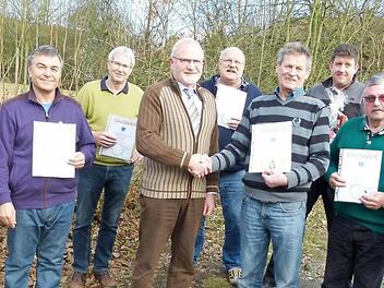Ehrungen mit Urkunde und Nadel für langjährige Mitgliedschaft und besondere Leistungen gab es beim Fischereiverein Großheirath.  Foto: Lothar Weidner