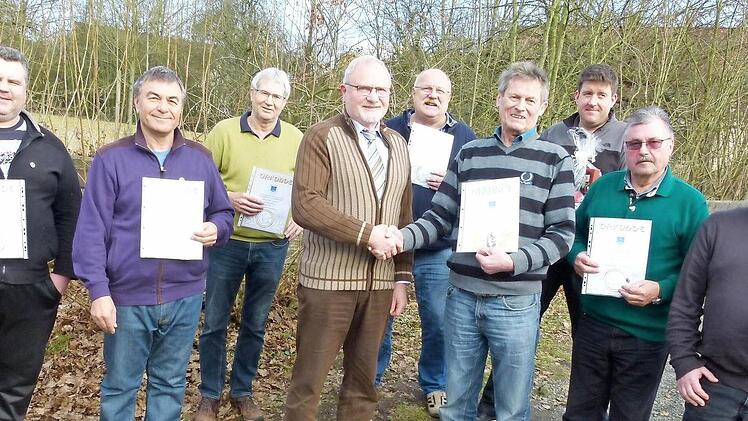 Ehrungen mit Urkunde und Nadel für langjährige Mitgliedschaft und besondere Leistungen gab es beim Fischereiverein Großheirath.  Foto: Lothar Weidner