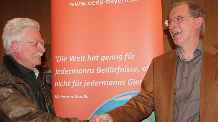 ÖDP-Kreisvorsitzender Thomas Müller (rechts) wünschte  Reinhard Englertviel Erfolg im Wahlkampf.  Foto: Stephan Stöckel