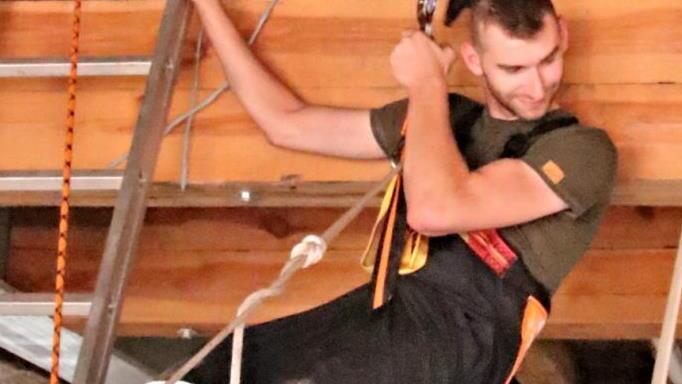 Die Höhensicherung seilte eine Person ab.Helmut Will