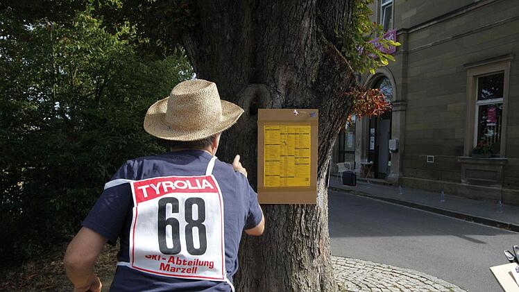 Dartpfeile auf den Fahrplan, die späteste Uhrzeit ergibt die höchste Punktzahl. Eine der drei Disziplinen beim Gleis-3-Triathlon bei else!2.Oliver Schikora