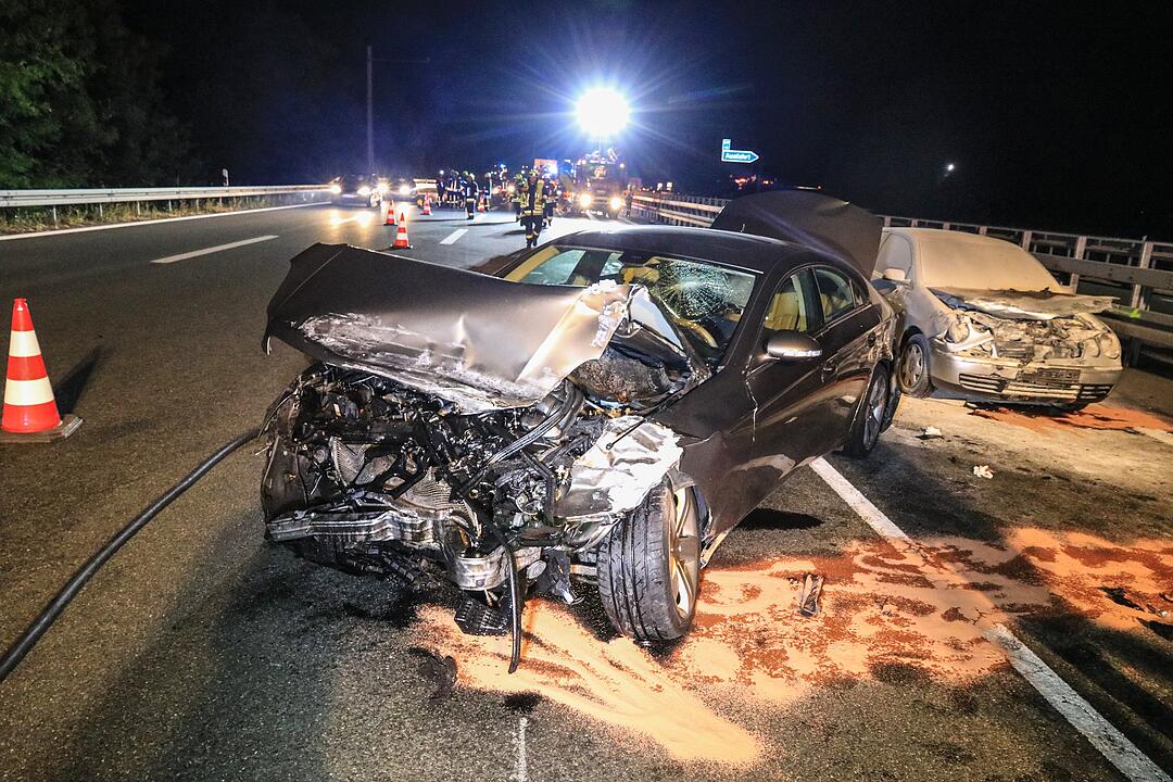 Zwei Autos und ein Lastwagen kollidieren auf A73